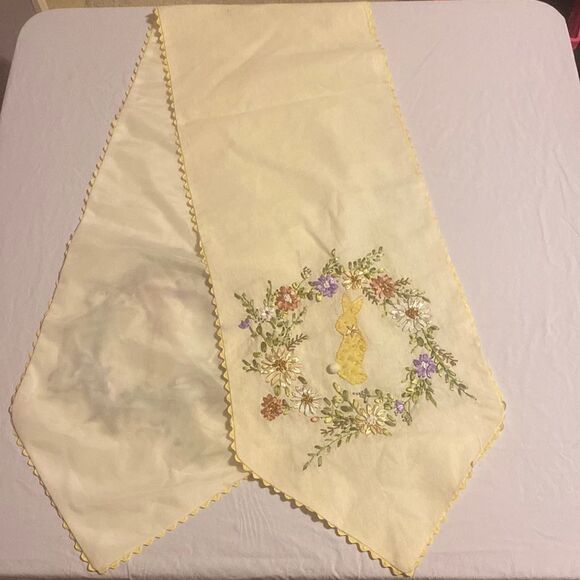 Easter Bunny with Wreath Table Runner Vintage Size 13x66 NWOT - Picture 1 of 6